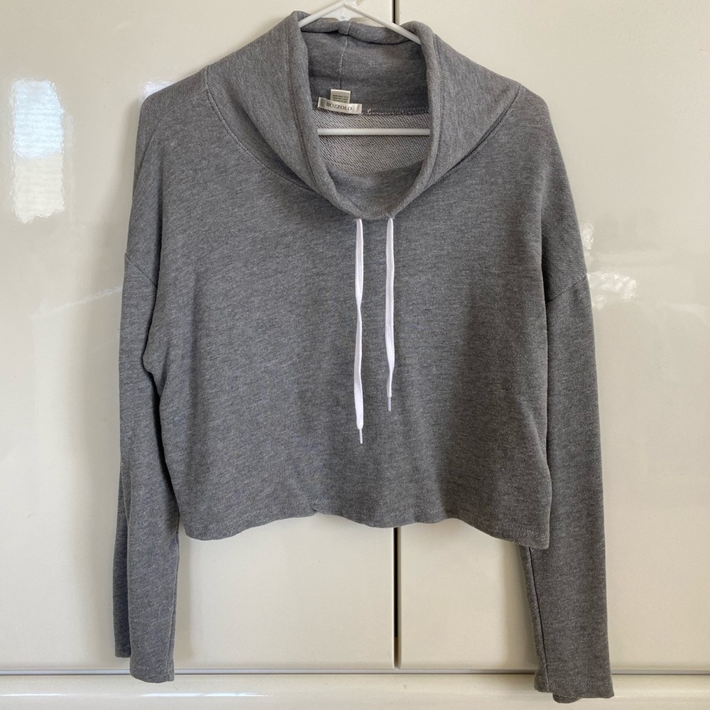 Gray crop pull over
